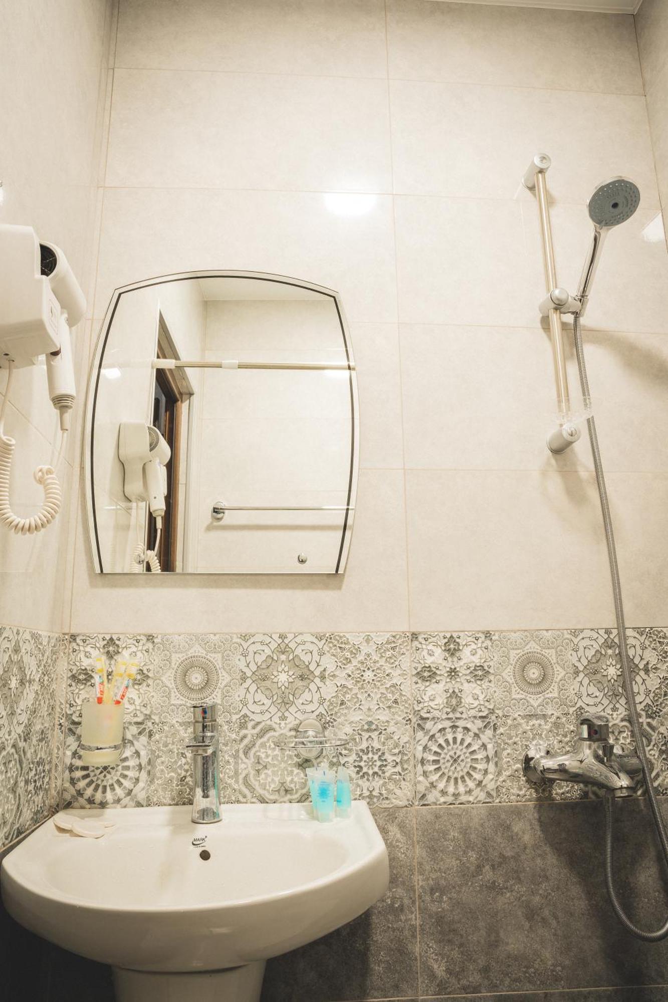 Hh Hotel Tbilisi Eksteriør bilde
