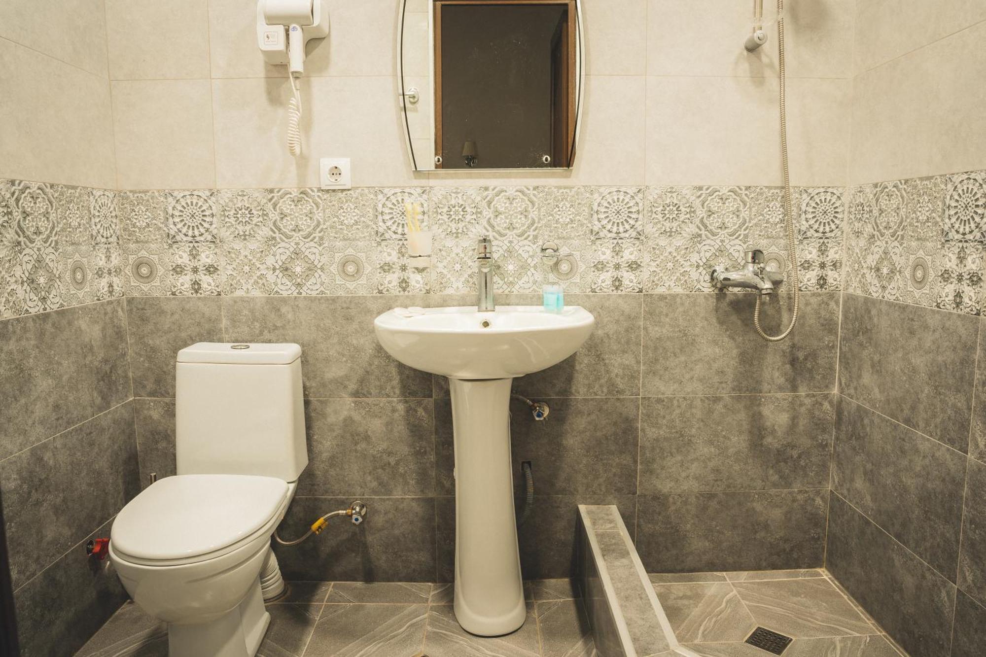 Hh Hotel Tbilisi Eksteriør bilde