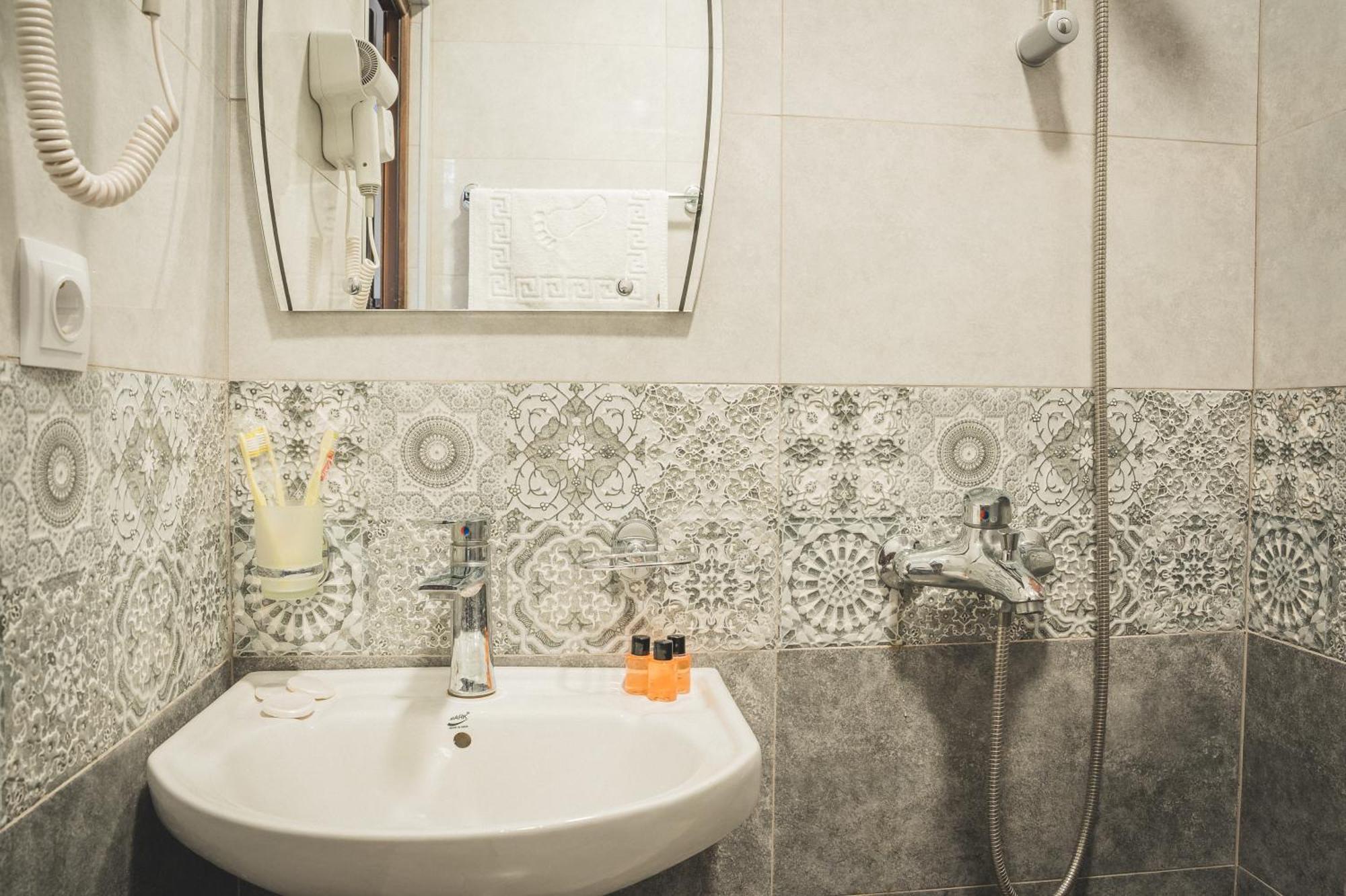 Hh Hotel Tbilisi Eksteriør bilde