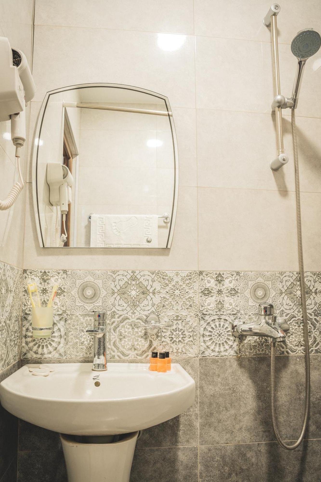 Hh Hotel Tbilisi Eksteriør bilde